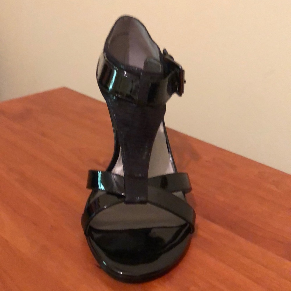 BANDOLINO MAN MADE MATERIAL PATENT LEATHER SANDALS
